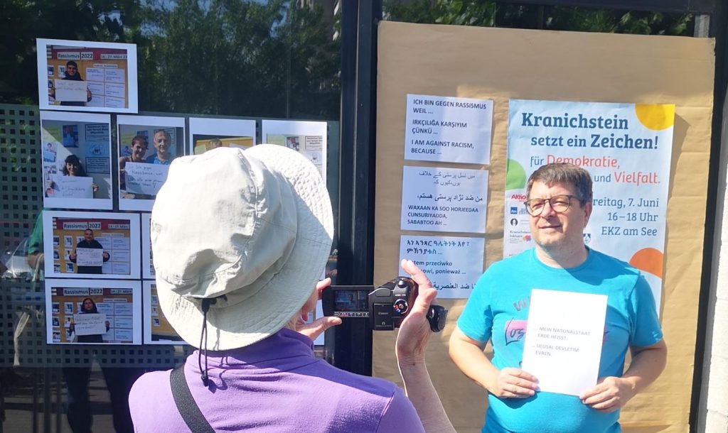 Fotografieren für die Aktion "Gesicht zeigen gegen Rassismus" am Infostand des Asylkreis Kranichstein